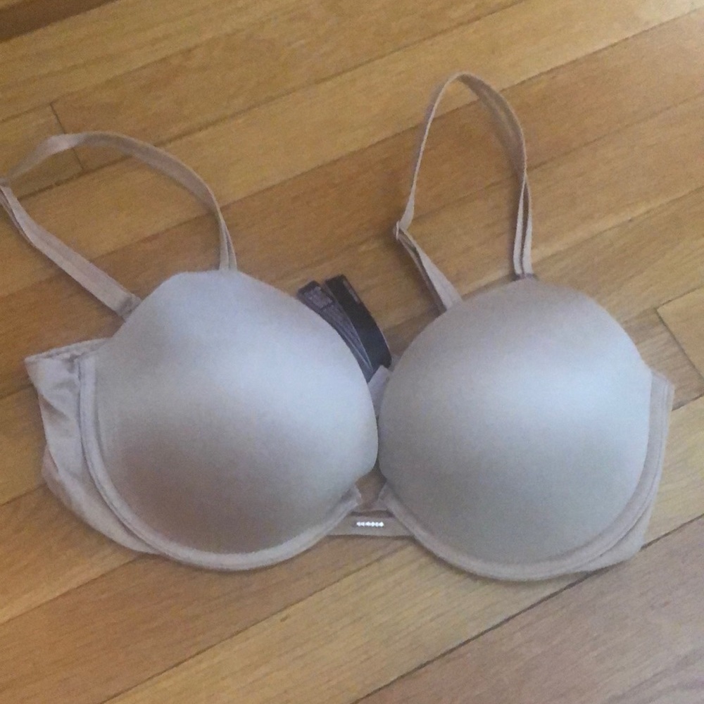 NWT Victoria’s Secret Very Sexy collection push up in 34D Nude color